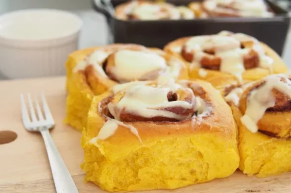 Fluffy-Pumpkin-Cinnamon-Rolls