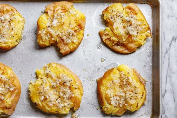 Roasted-Garlic-and-Parmesan-Smashed-Potatoes